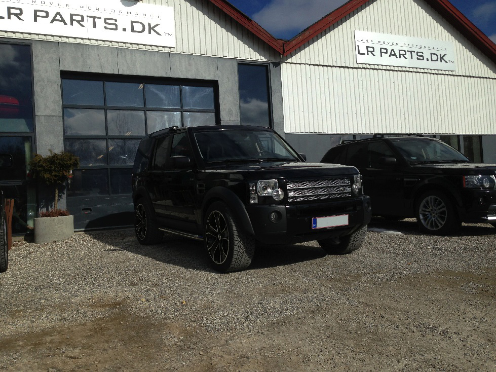 Discovery 3 med sorte lygteindsats, 22 tommer oversize hjul og Supercharged kølergrill